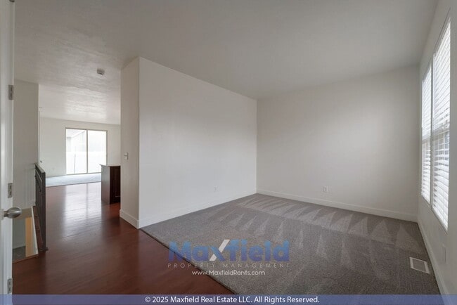 Foto del edificio - BRAND NEW CARPET - 6BD 4BTH 2GAR - Home in...
