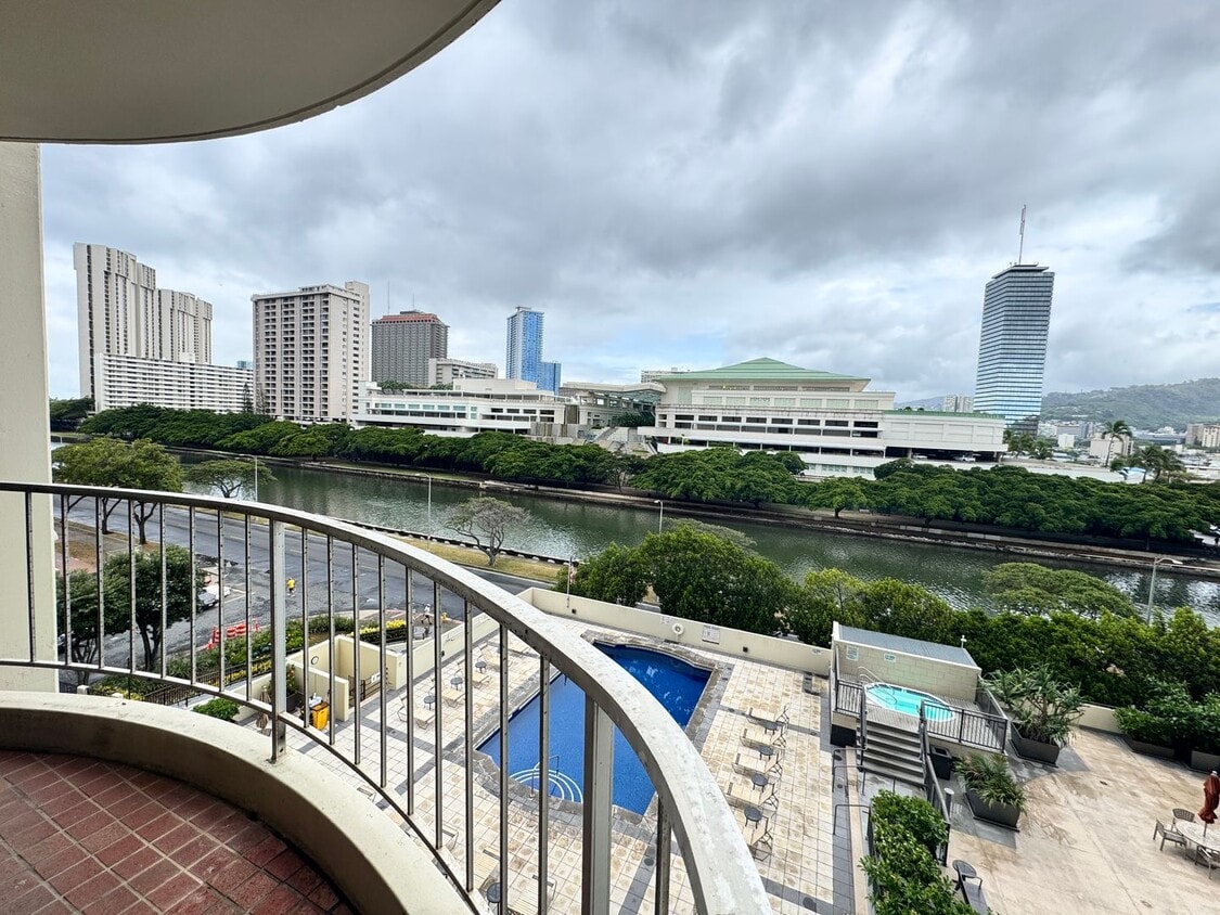 Primary Photo - 2 bed, 2 bath, 1 parking condo in the hear...