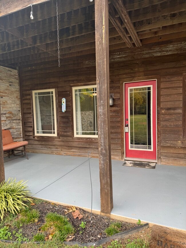 Apartamento de 1150 pies cuadrados, amueblado, con servicios y wifi. Entorno rural en 5 acres, 2 dormitorios, 1 baño. - 6405 N Pinson Rd