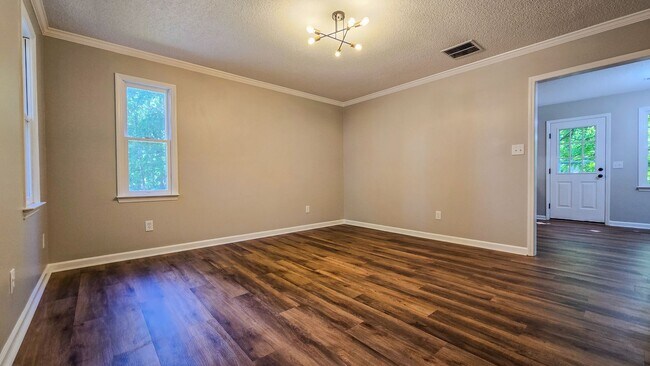 Foto del edificio - 3133 Russell Way Ln