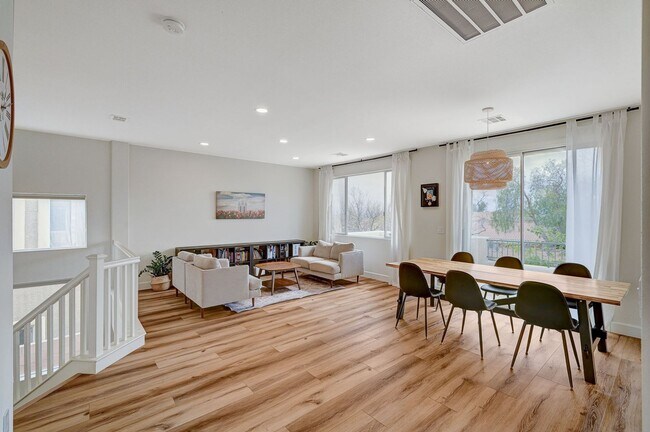 Foto del edificio - Gorgeous 3 bedroom 2.5 bath split level ho...
