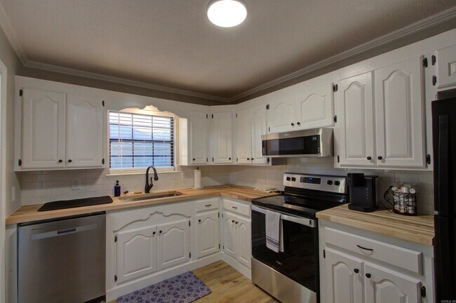 Foto del edificio - 5805 Sidney Dr