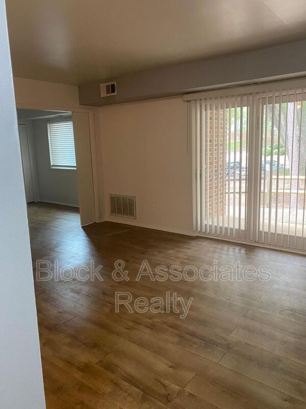 Foto del edificio - 1204 Schaub Dr