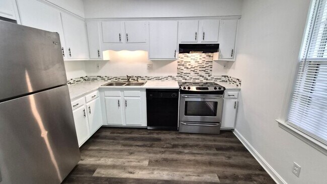 Building Photo - Well Maintained 2 Bedroom Townhouse with Move In Special!