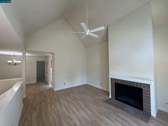Building Photo - 227 Kingston Way