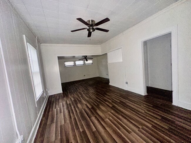 Building Photo - 4 bedroom, 1 bathroom home in Gatesville