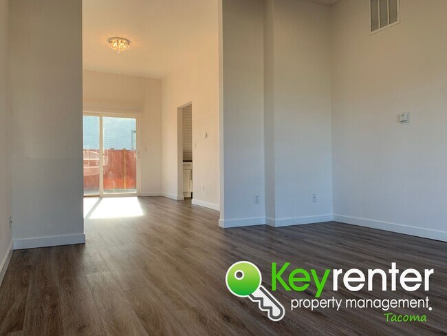 Building Photo - Newly Remodeled Centrally Located Tacoma H...
