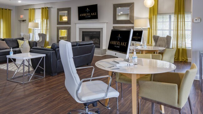 Nuestros amables agentes de arrendamiento pueden ayudarlo a hacer de Amberlake Village su nueva comunidad. - Amberlake Village