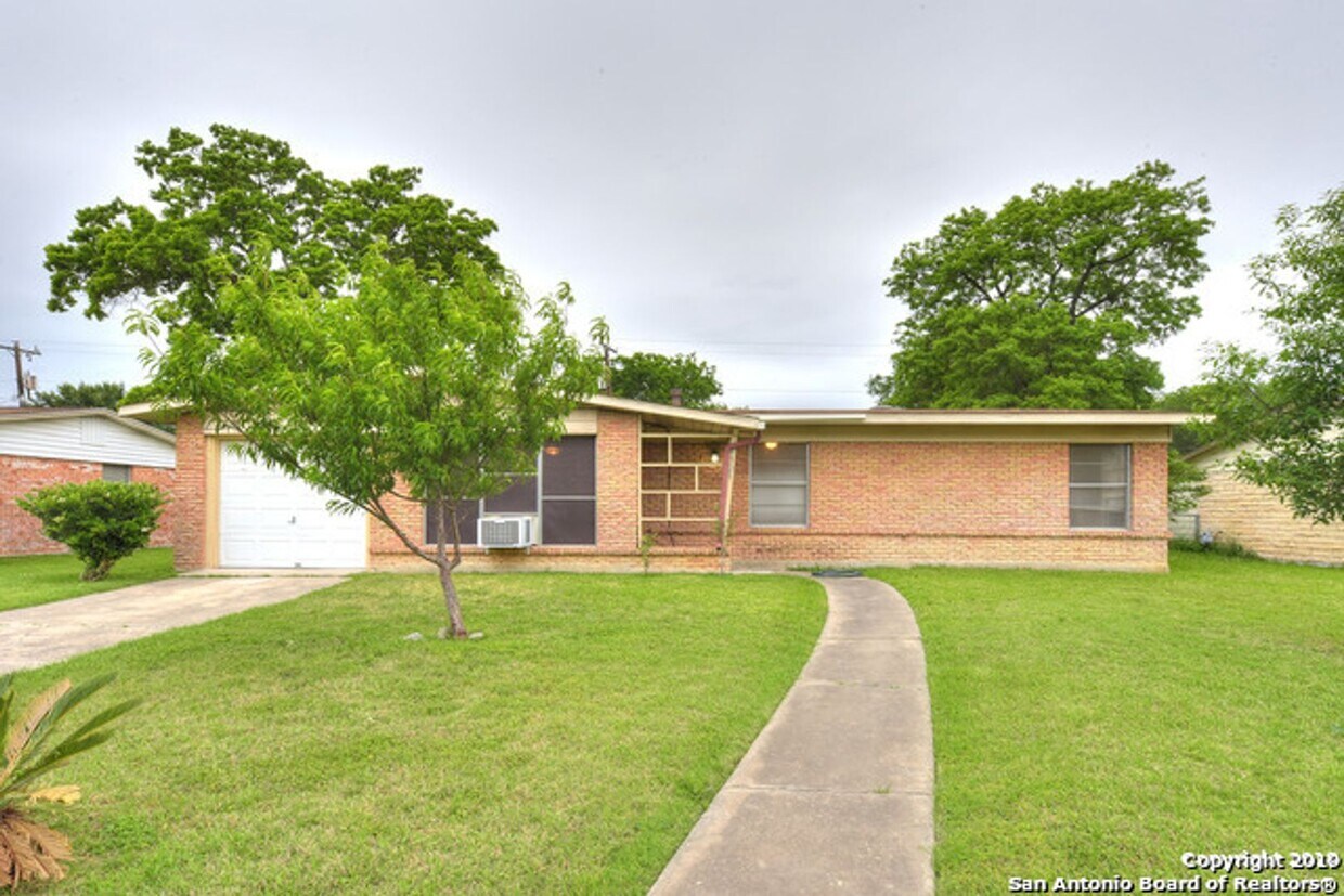 Foto principal - 3 Bedroom/2 Bath Terrell Hills Subdivision