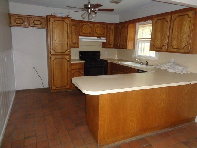 Building Photo - Elmwood Area Home