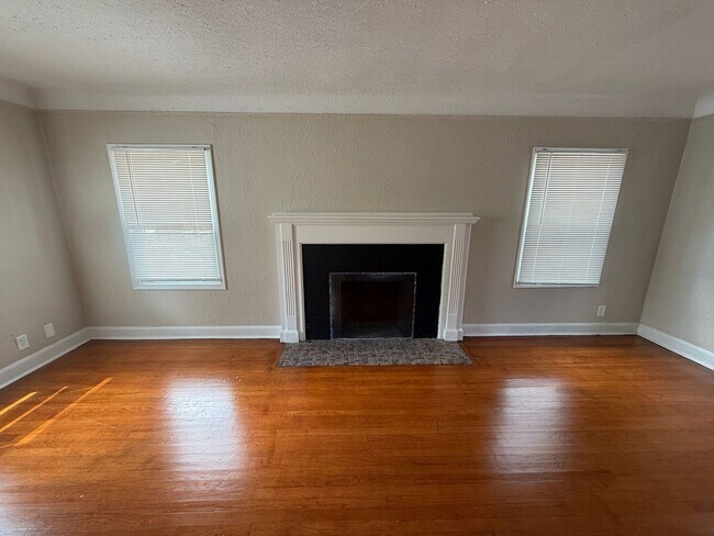 Foto del edificio - Renovated 3-Bedroom Home – We Welcome Sect...
