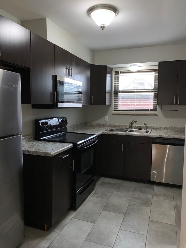 kitchen - 1758 Northwest Blvd