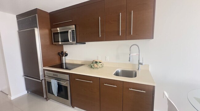 Building Photo - 485 Brickell Ave