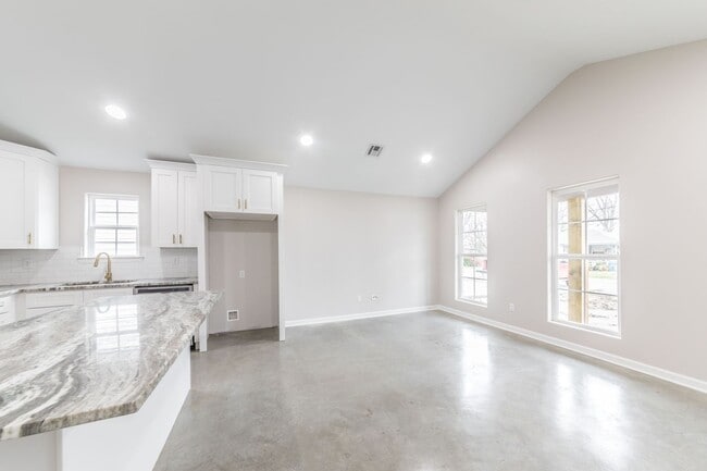 Building Photo - 3 bedroom 2 bath Townhome