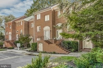 Building Photo - 1809 N Uhle St