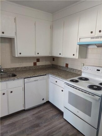 Building Photo - 82 Station St