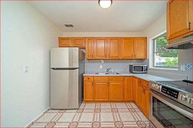 Building Photo - 170 40th Ave NE