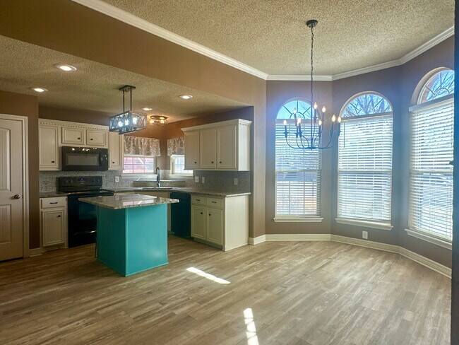 Building Photo - Spacious 3/2 with loads of Character!