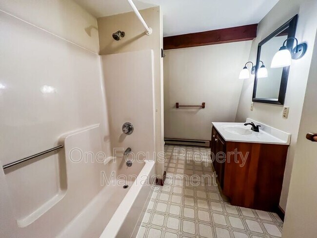 Foto del edificio - 597 Lower Manor Rd