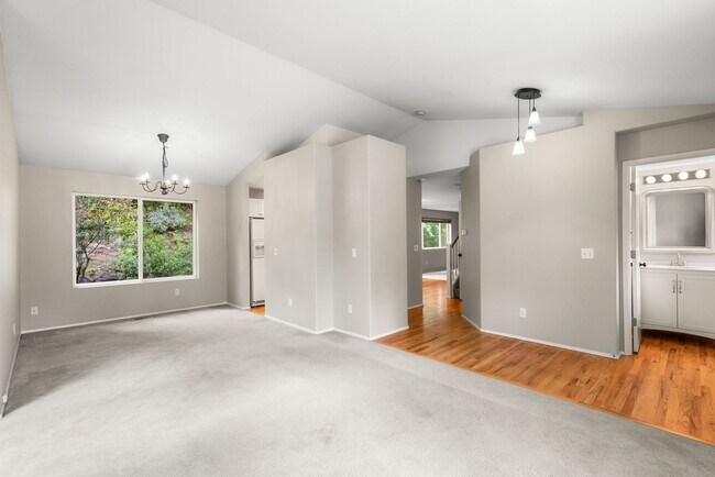 Building Photo - Beautiful 3 bed & 2.5 bath home in Maple V...