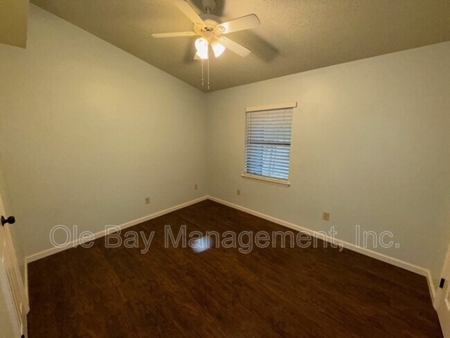Building Photo - 6 Summer Oaks Dr