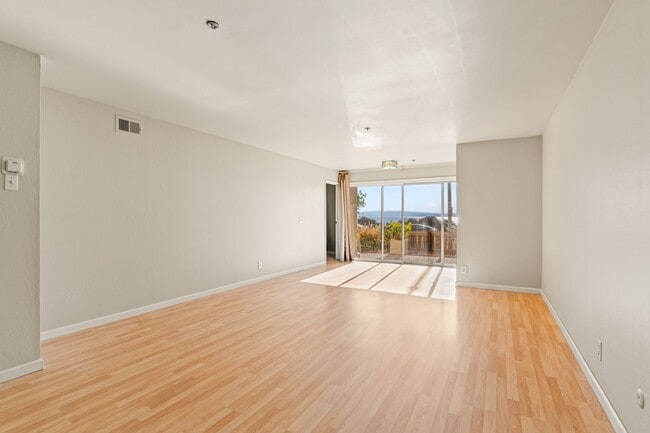 Foto del edificio - Utilities Paid! Modern 2 Bed Condo on the Water! Live by the Bay