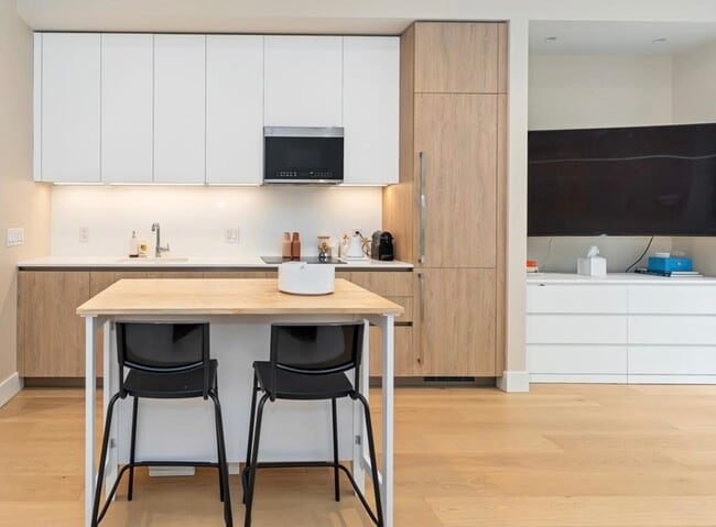 Eating area - 521 Courtney St