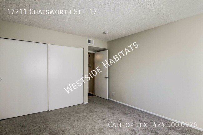 Foto del edificio - 17211 Chatsworth St
