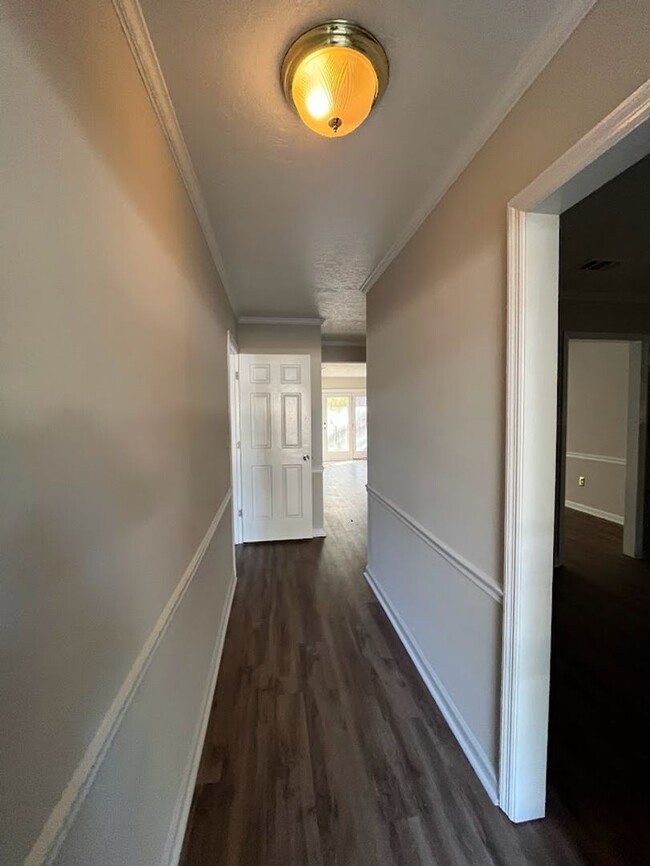 Building Photo - 2 bed, 2 bath townhome centrally located i...