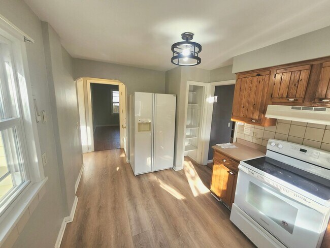 Foto del edificio - Spacious 4bd apt | Laundry hooks ups | Off street parking