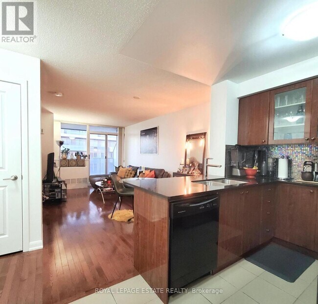 Photo du bâtiment - 5793 Yonge St