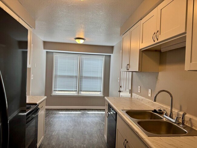 Building Photo - Charming 3-bedroom, 2-bathroom house with 1 Car Garage!