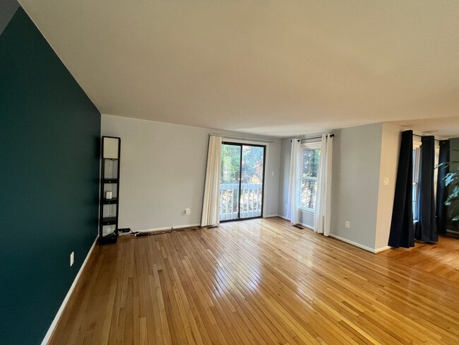 Foto del edificio - Newly Renovated 4 BR/3.5 BA Townhome in Su...