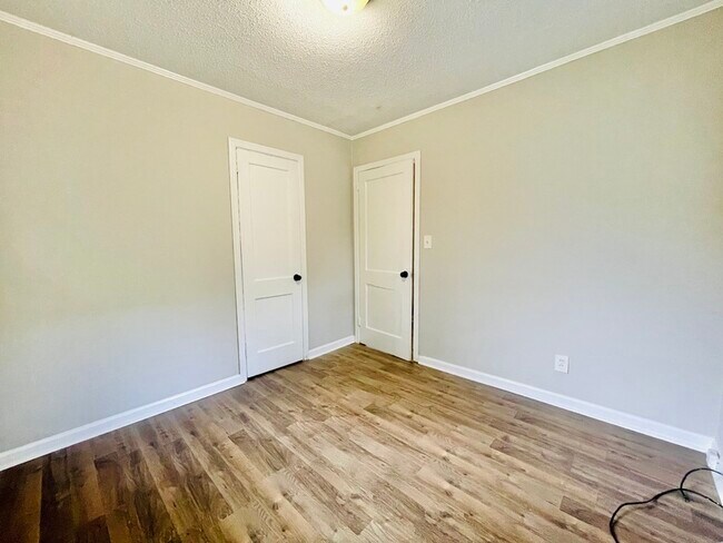Building Photo - 2115 Double Oaks Rd