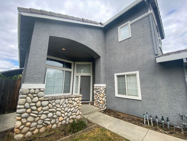 Building Photo - $500 move-in bonus on thisLarge Exquisite ...