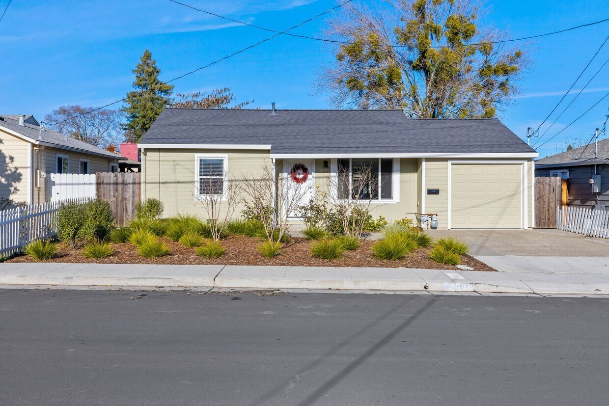 Primary Photo - Renovated 2 bed 1 bath Westwood Home w/ ga...