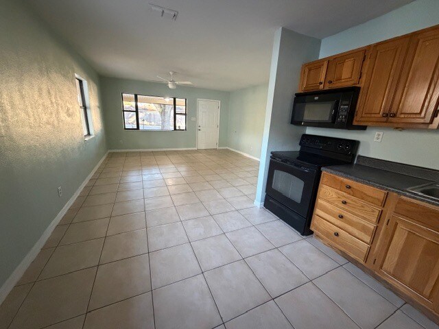 Vista desde la cocina - 3215 Roscoe Ave