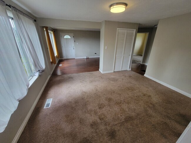Building Photo - N Tacoma home 3bdr 1 car garage w/ Large F...