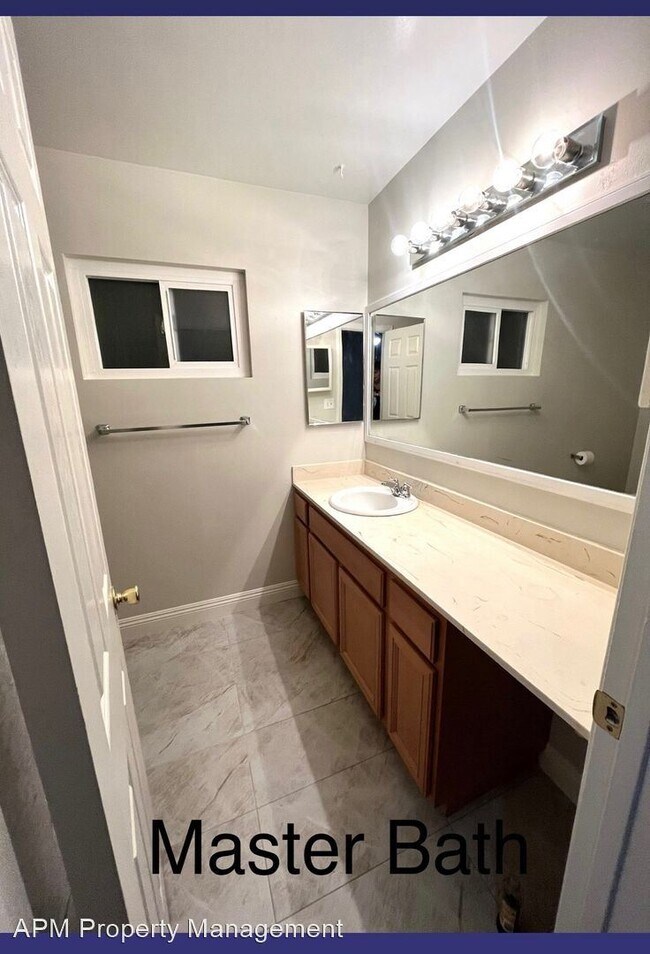 Foto del edificio - 5 br, 2 bath House - 1005 W H Street