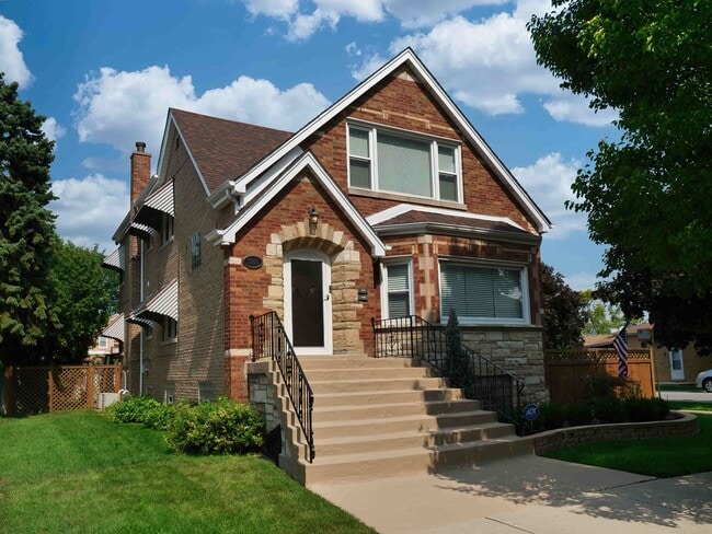 Building Photo - 3900 W 61st St