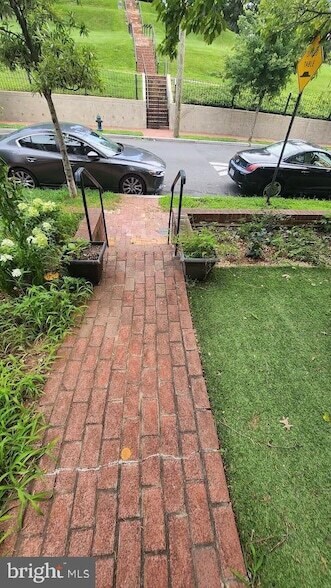 Foto del edificio - 1422 W Street SE Unit 2