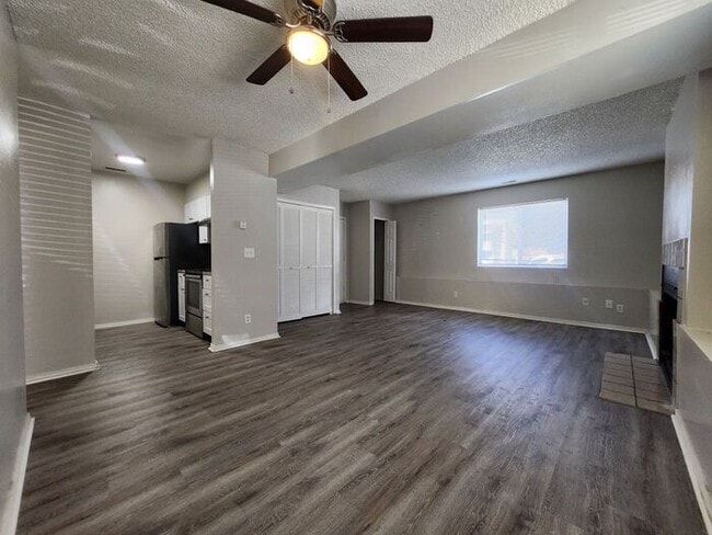 Building Photo - 2-Bedroom Apartment -Great Location! Limit...