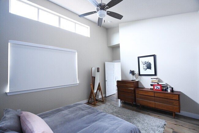 Master Bed - 5239 Beeler St