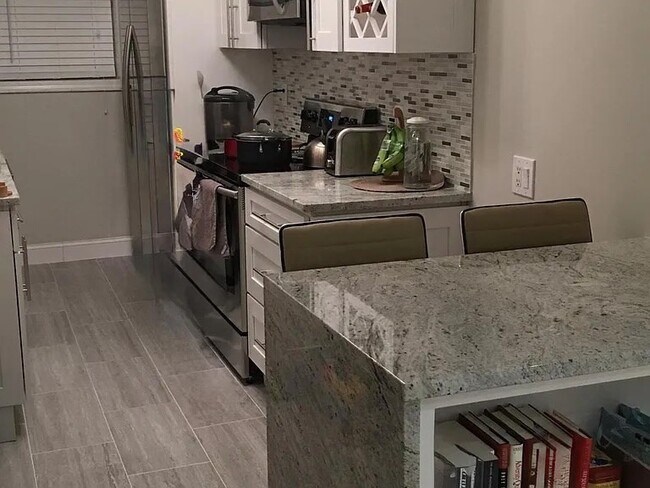 Building Photo - 152 Newton St