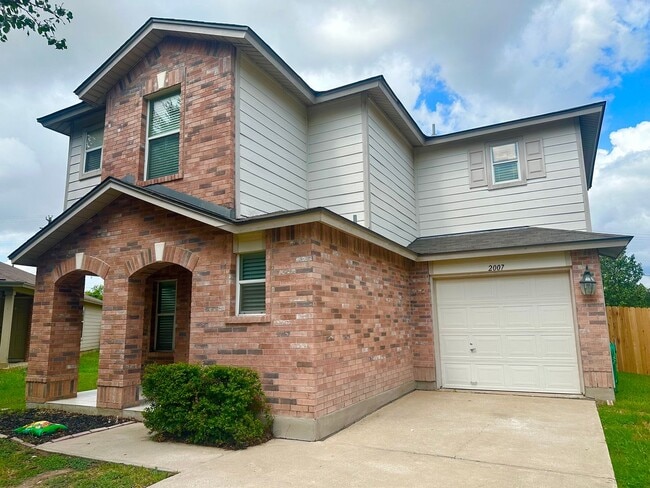 Foto del edificio - 3 BED 2.5 BATH WITH FRESH PAINT AND NEW AP...