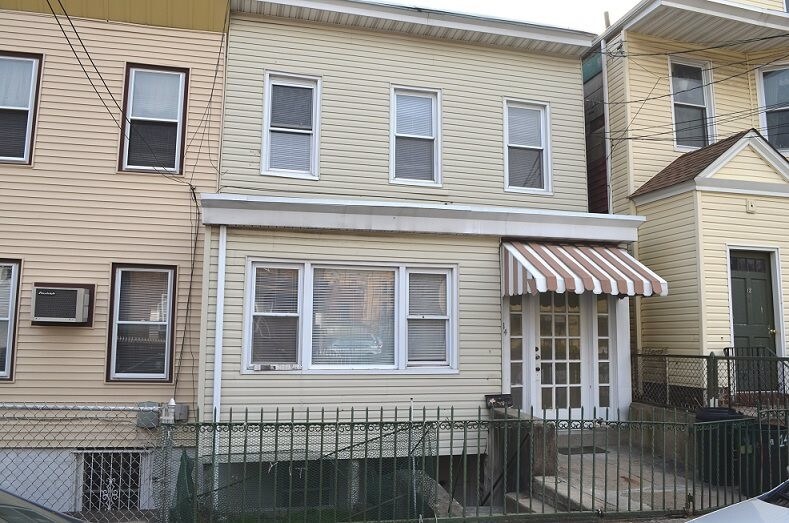Primary Photo - 14 Perrine Ave