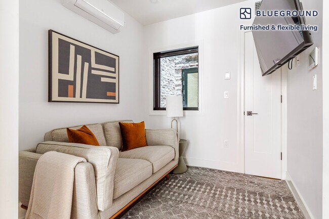 Building Photo - 307 W 39th St