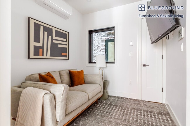 Building Photo - 307 W 39th St