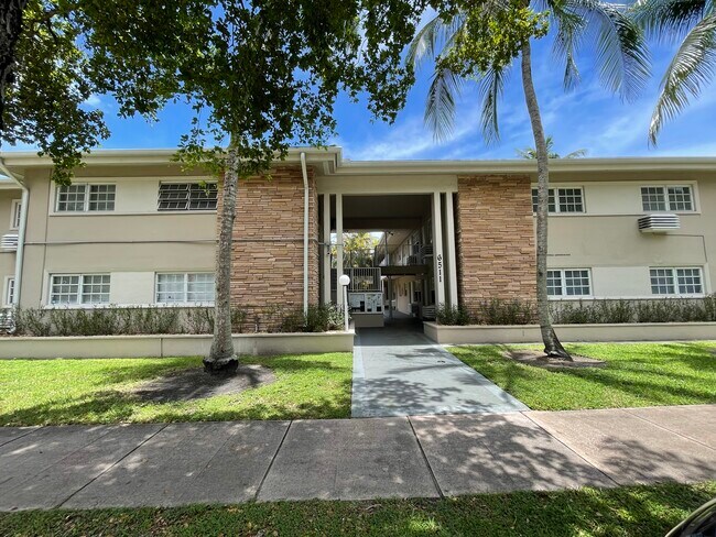 Building Entry - 6511 Santona St