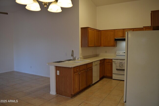 Foto del edificio - 15951 W Young St